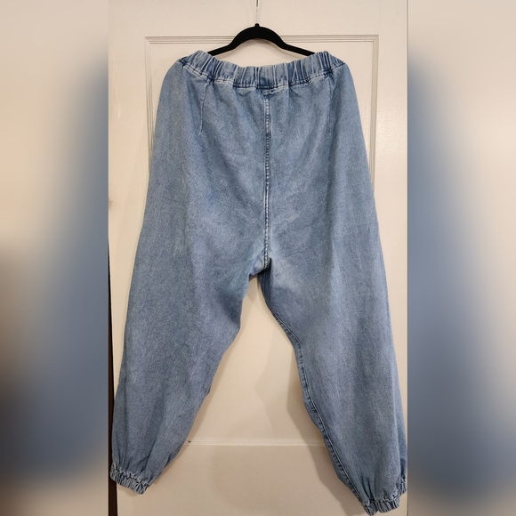 Distressed Jeans - Picture 3 of 4